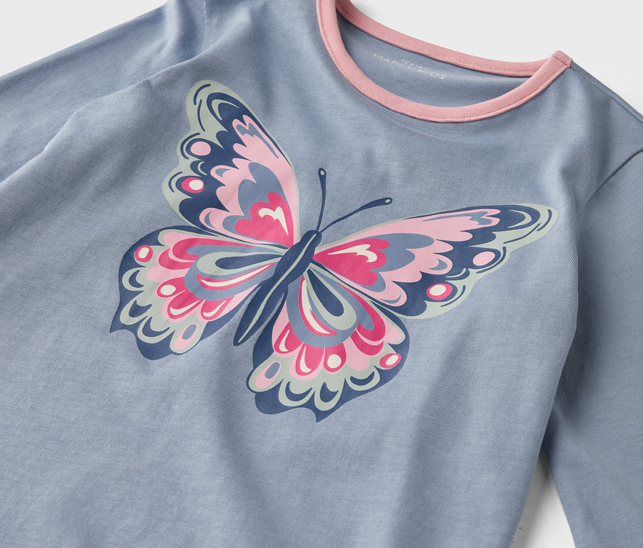 Blaues Langarmshirt mit rosa Kragen und Schmetterlingsdruck.