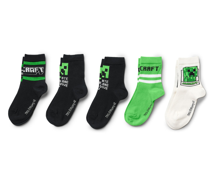 Fünf Paar Socken mit Minecraft-Motiven liegen aufgereiht auf einem weißen Hintergrund.