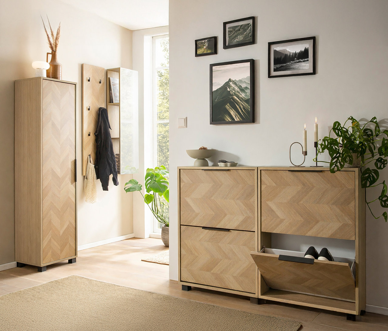 Flur mit »Piazza« Spiegelregal und Schuhkipper mit 2 Klappen, Eichen- und Fischgrätdekor.