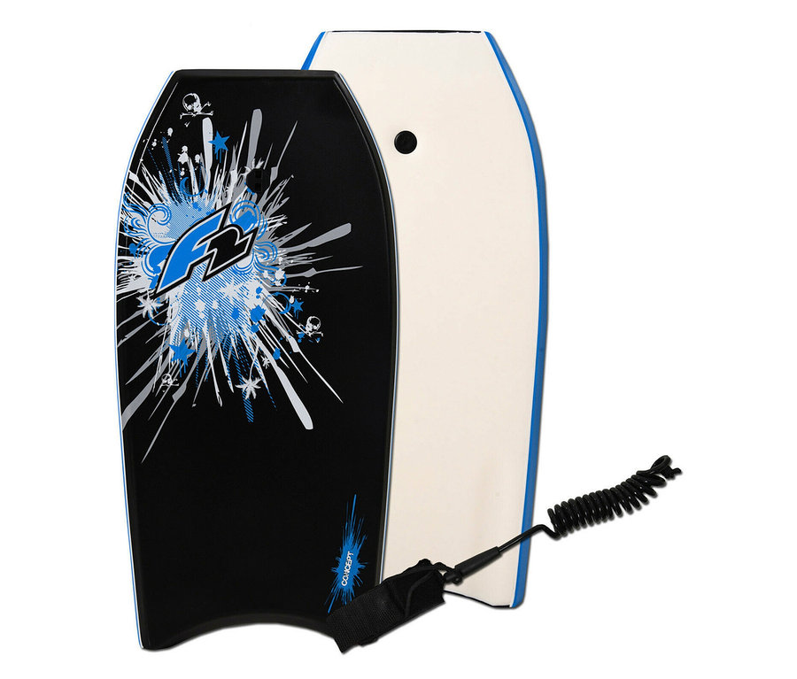 Zwei F2 Bodyboards »Concept«, eines klein, eines groß, stehen nebeneinander. Das vordere ist schwarz mit blau-weißen Verzierungen.