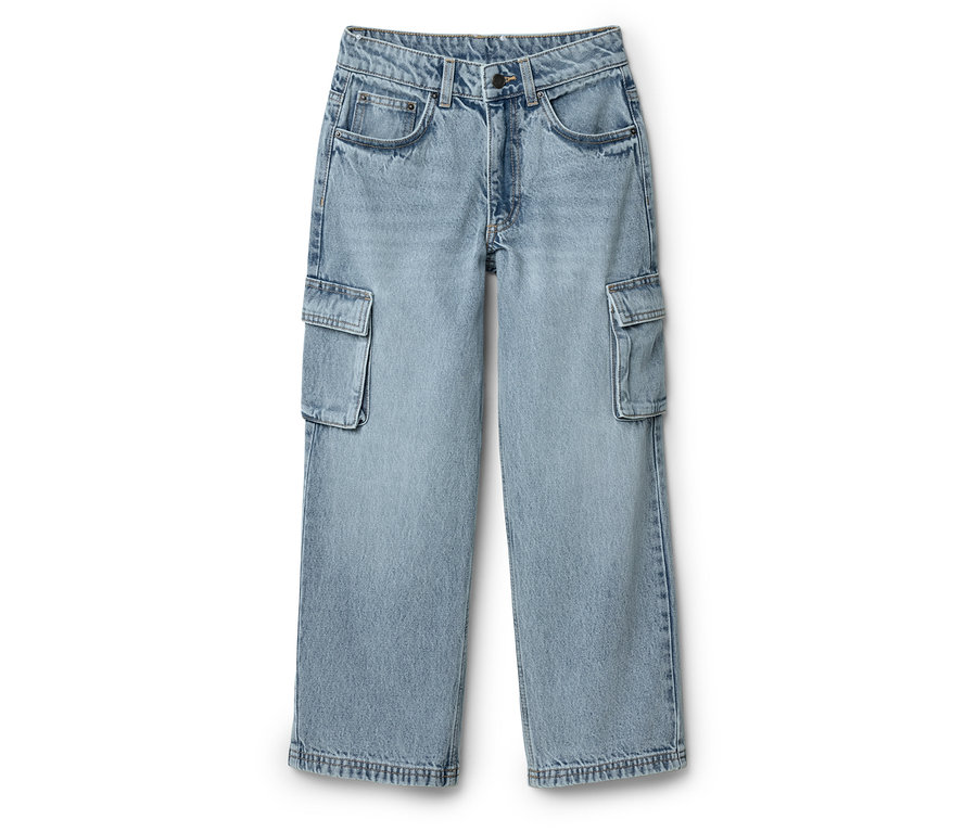 Hellblaue Jeans mit Cargotaschen auf beiden Seiten.