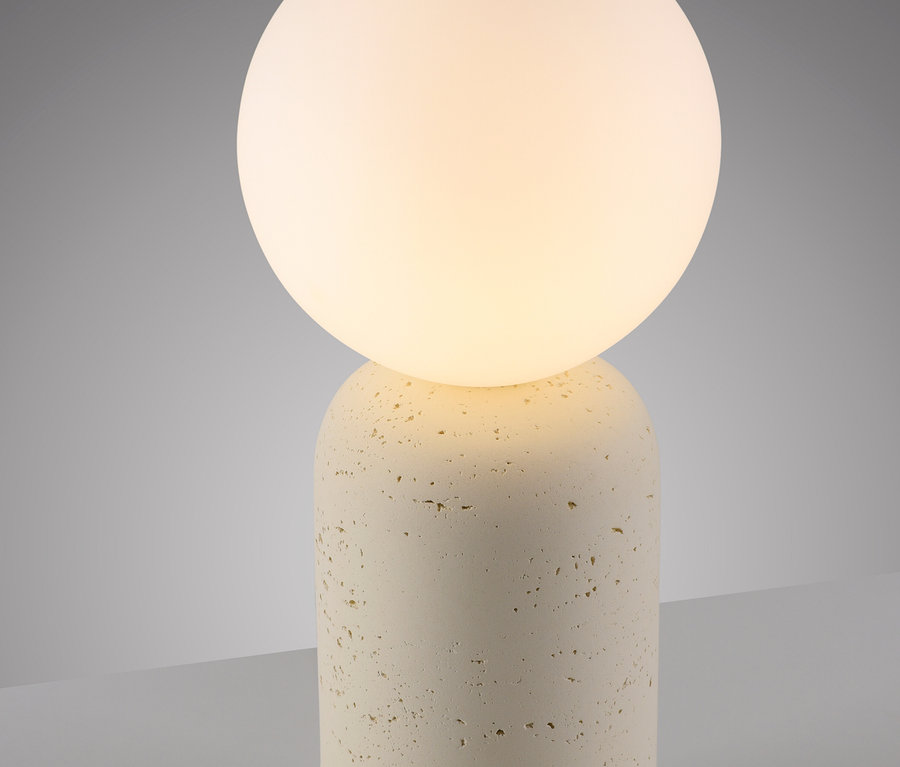 Nahaufnahme der SCHÖNER WOHNEN-Kollektion Tischleuchte »Traventa« mit rundem, leuchtendem Lampenschirm auf einem beigen, zylindrischen Sockel.