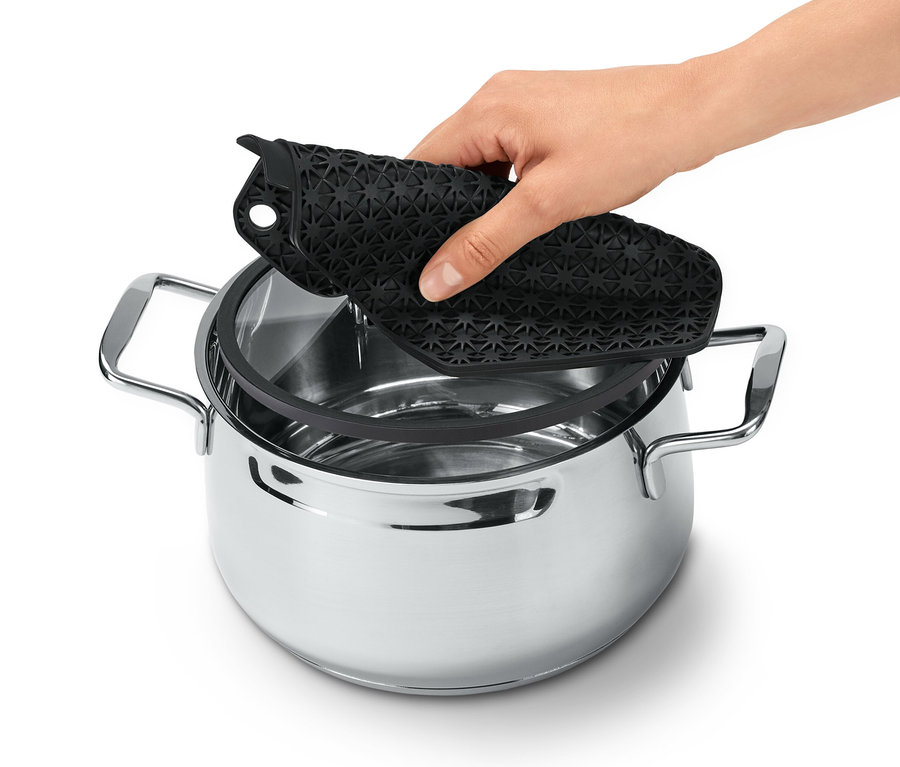 Eine Hand hält einen schwarzen 3-in-1-Küchenhelfer über einen Edelstahltopf.