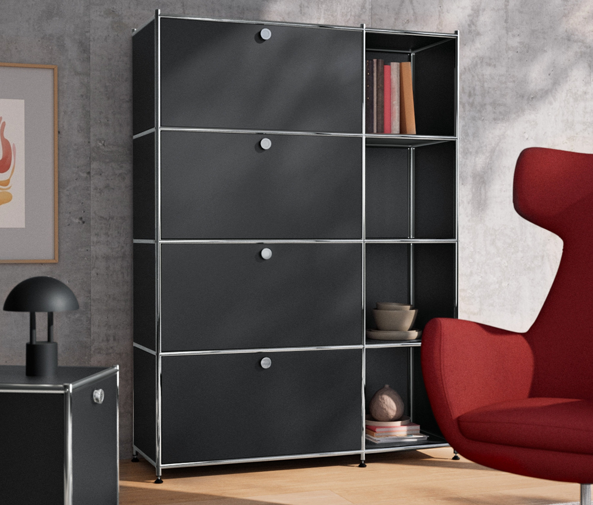 Ein schwarzes Regal Metall »CN3« mit 4 Klappenfächern steht neben einer schwarzen LED-Akku-Tischleuchte.