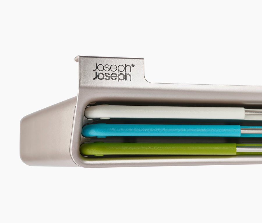 Silberner Halter mit weißem, blauem und grünem Joseph Joseph Schneidebrett-Set »Folio Slim«.