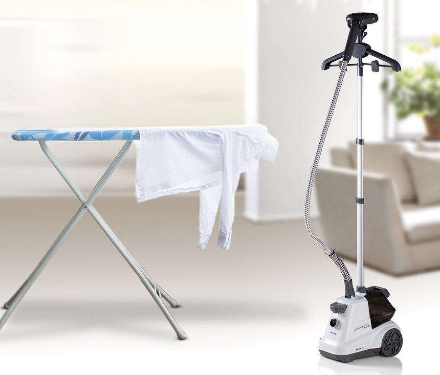 Auf dem Bild sind ein Bügelbrett mit einem weißen Hemd und ein Ariete Dampfglätter »Steam Jet Pro« zu sehen.