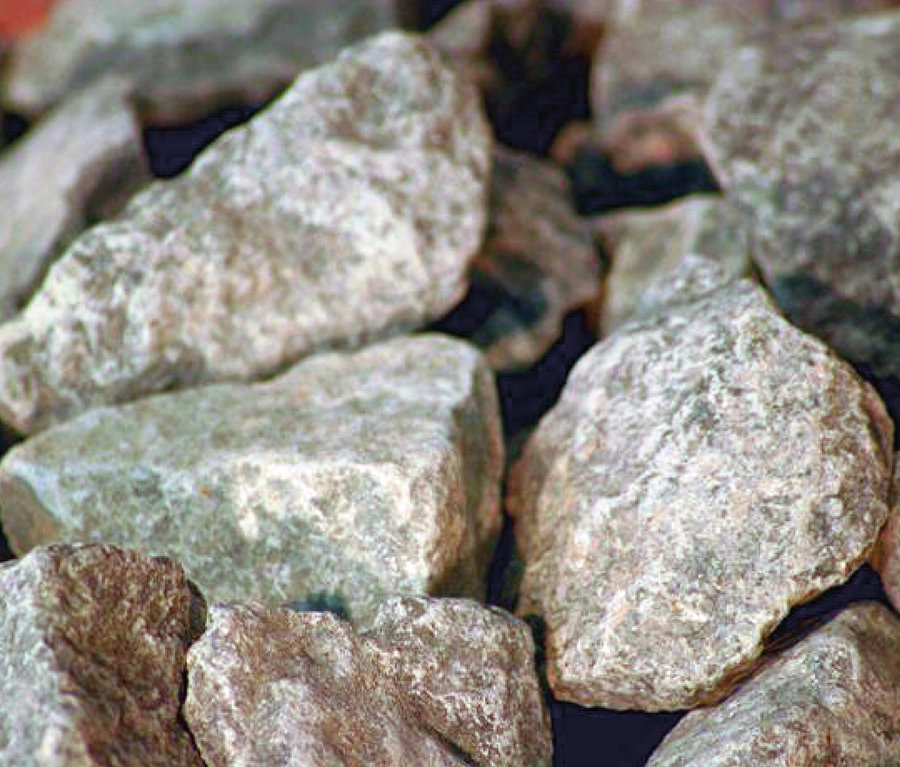 Nahaufnahme von Saunasteinen für Karibu Fasssauna »Frieda 3«.