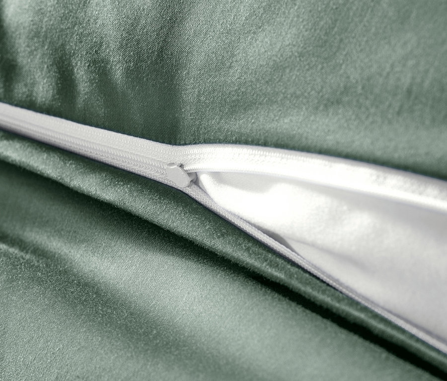 Detailansicht von grüner Baumwollsatin-Bettwäsche mit Reißverschluss.