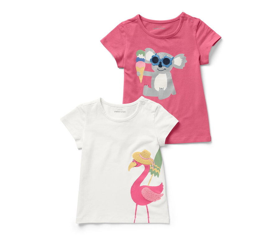 Zwei Kinder-T-Shirts mit Applikation: ein rosafarbenes mit einem Koala mit Sonnenbrille und Eis, ein weißes mit einem Flamingo mit Hut.