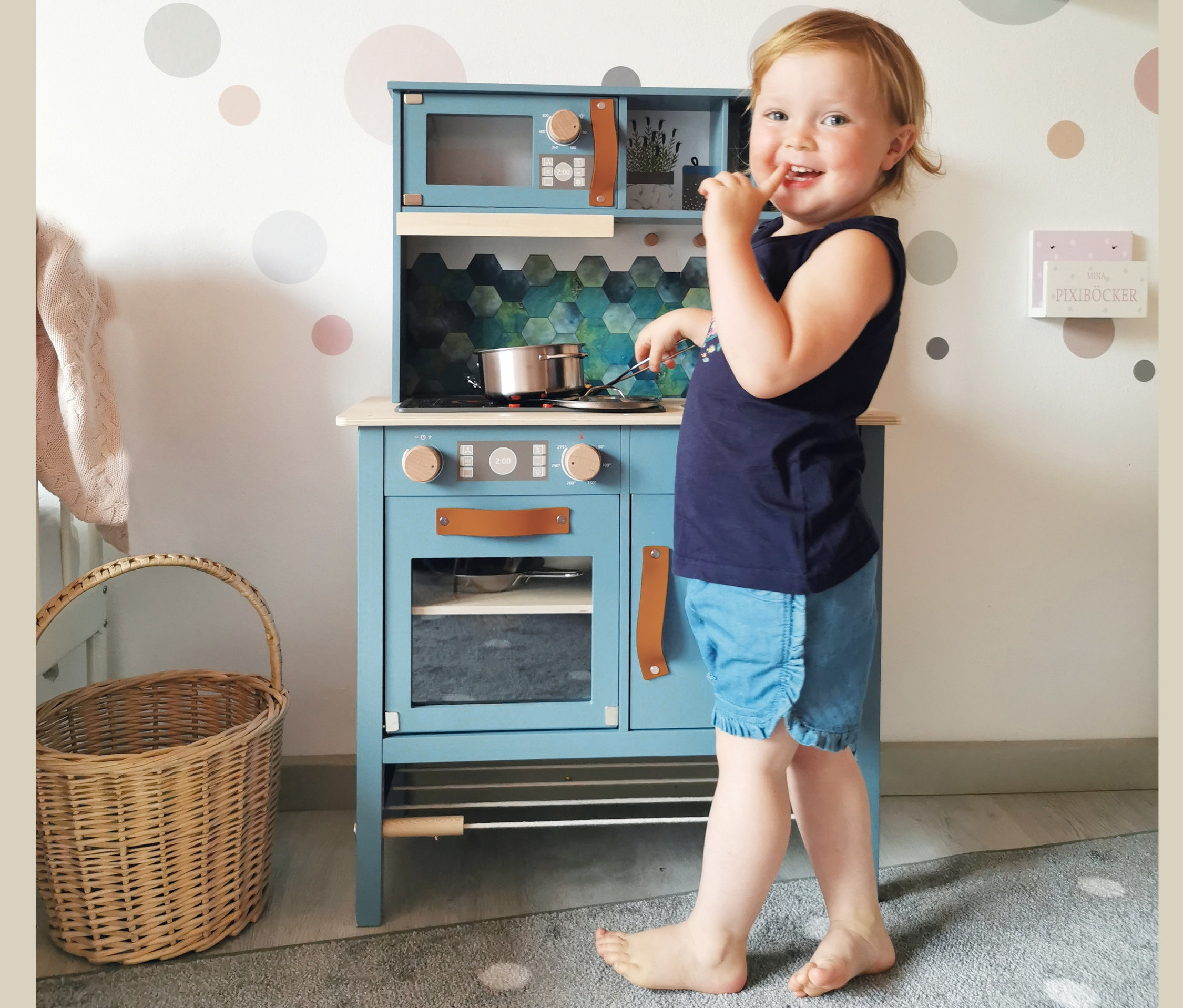 Mädchen spielt mit small foot Kinderküche kompakt »tasty«.