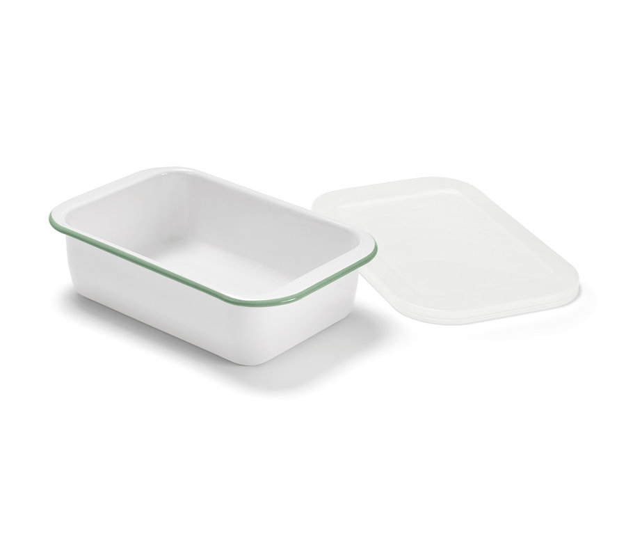 Eine Emaille-Auflaufform mit Deckel und eine kleine Emaille-Auflaufform mit Deckel liegen nebeneinander.