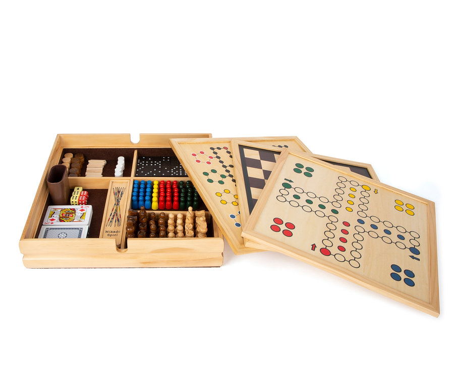 Offener Holzkasten mit diversen Spielen, darunter Karten, Würfel und Spielbretter für Dame, Domino und andere Spiele. small foot Spielesammlung, 20 Klassiker