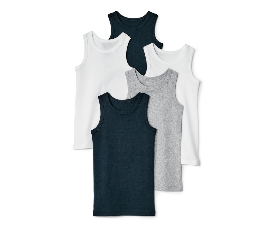 Fünf Jungen-Unterhemden in Weiß, Grau und Dunkelblau.