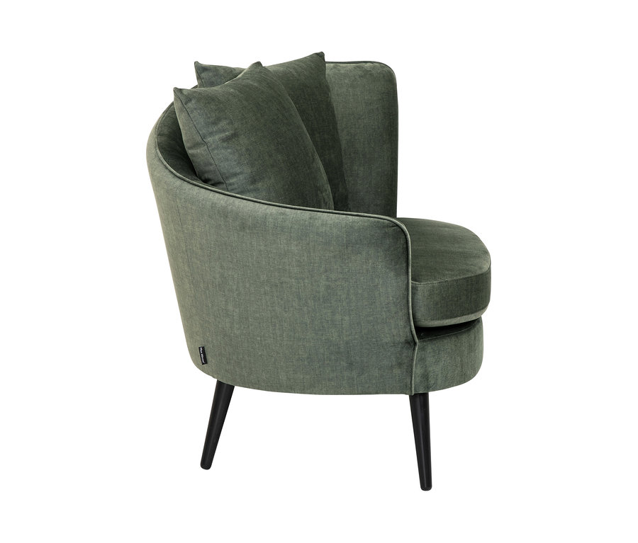 Nahaufnahme des »Miranda« Sessels in Dunkelgrün mit Kissen und schwarzen Beinen.