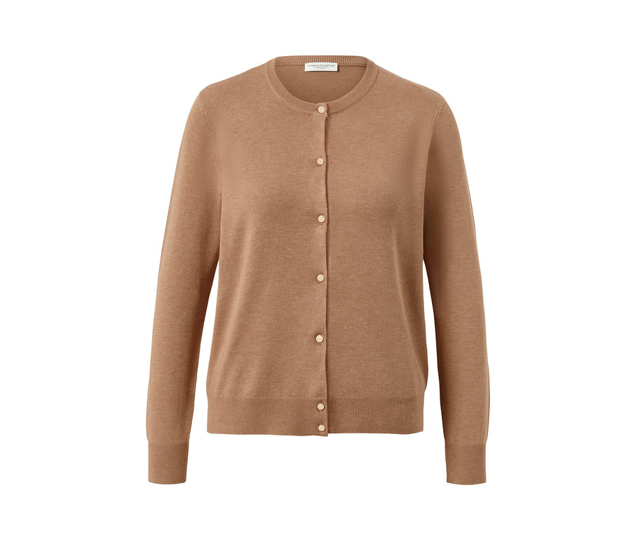 Ein Feinstrick-Cardigan in Braun mit Knöpfen.