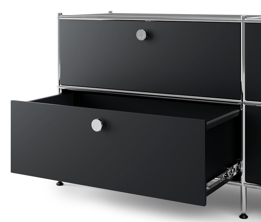 Detailaufnahme einer schwarzen Kommode Metall »CN3« mit 3 Schubladen, wobei eine Schublade geöffnet ist.