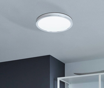 Eine runde Eglo LED-Deckenleuchte »Fueva 5« an der Badezimmerdecke.