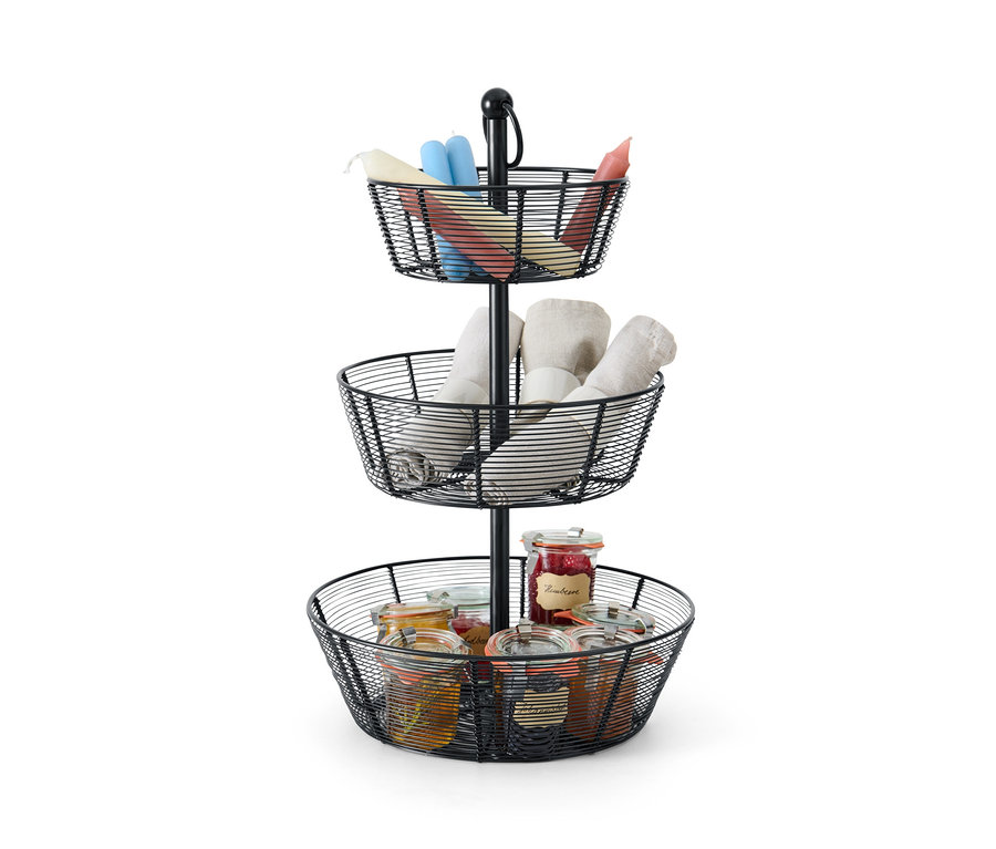 Schwarze Etagere mit drei Körben mit Gläsern und Kerzen.