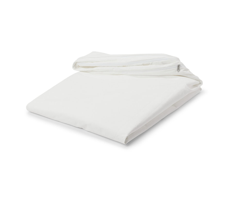 Ein zusammengelegter, weißer Anti-Milben-Matratzenbezug.
