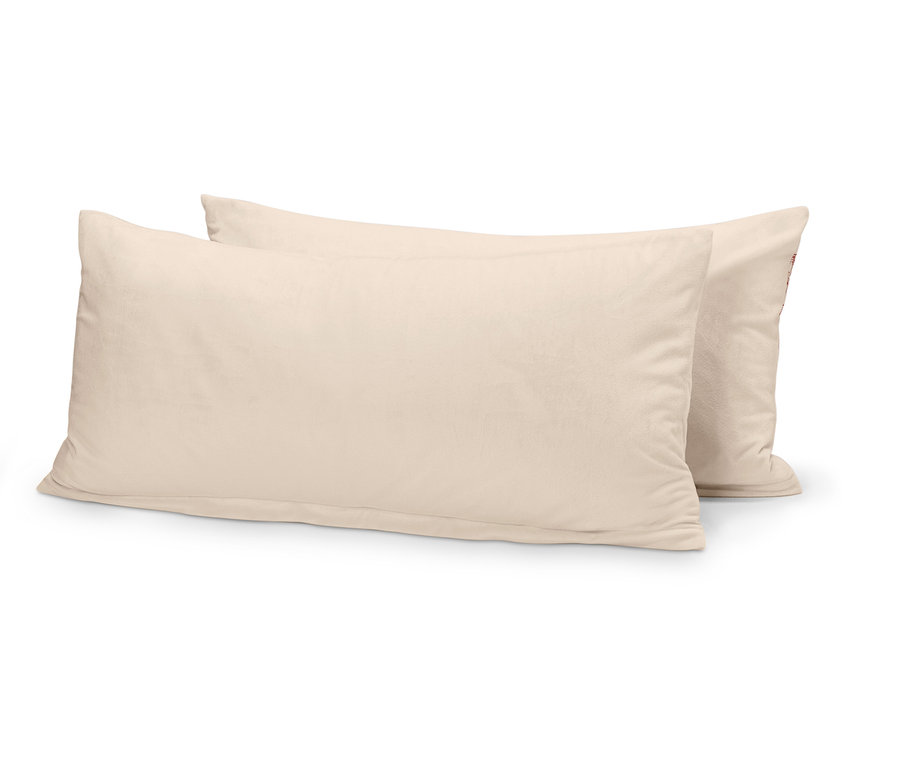 Zwei rechteckige, cremefarbene Kissen liegen nebeneinander auf einem weißen Hintergrund.