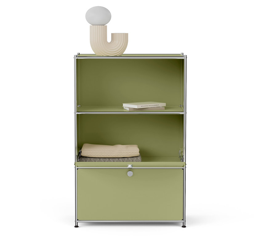 Grünes Regal mit Büchern, Decke und Lampe.