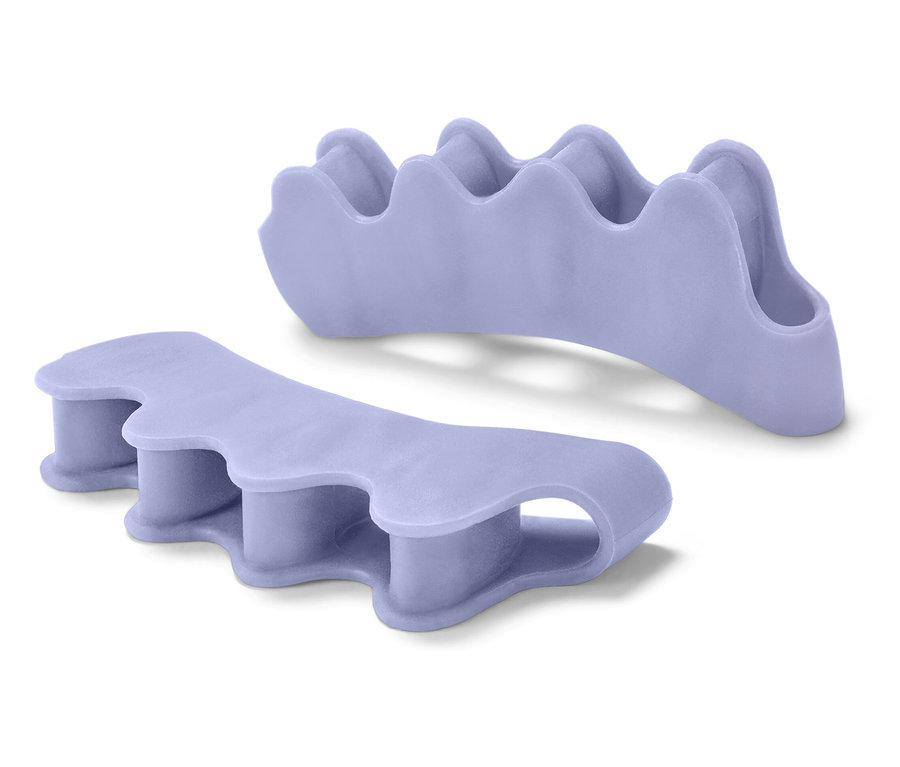 Zwei lila Zehenspreizer auf weißem Hintergrund.