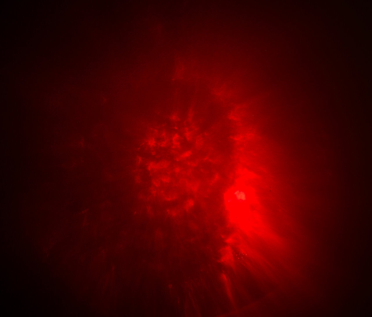 Abstraktes Bild mit roten Flecken und Lichteffekten.