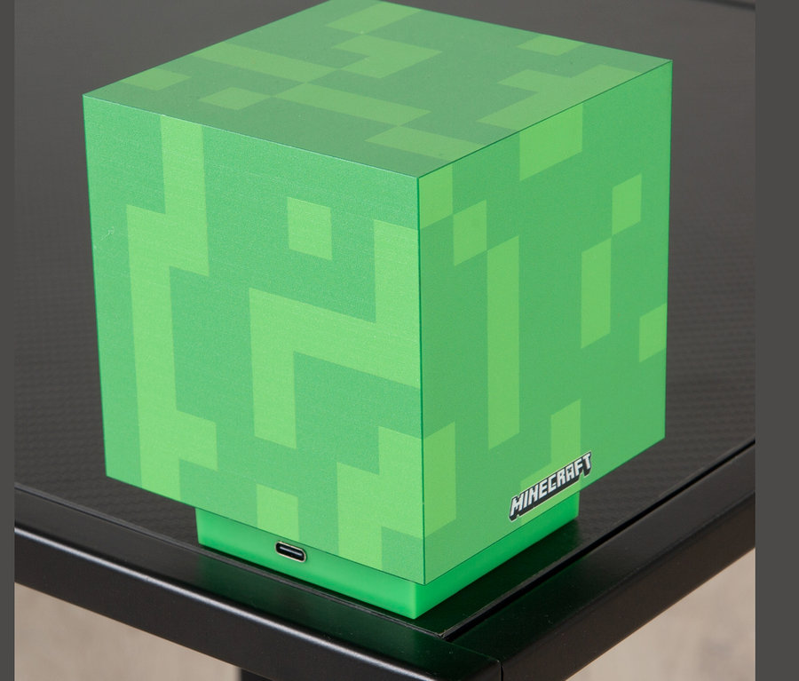 Grüne MINECRAFT LED Dekoleuchte, Creeper auf einem schwarzen Tisch.