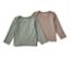 Zwei hellgrüne und beige Baby-Langarmshirts mit Rippstruktur liegen nebeneinander.