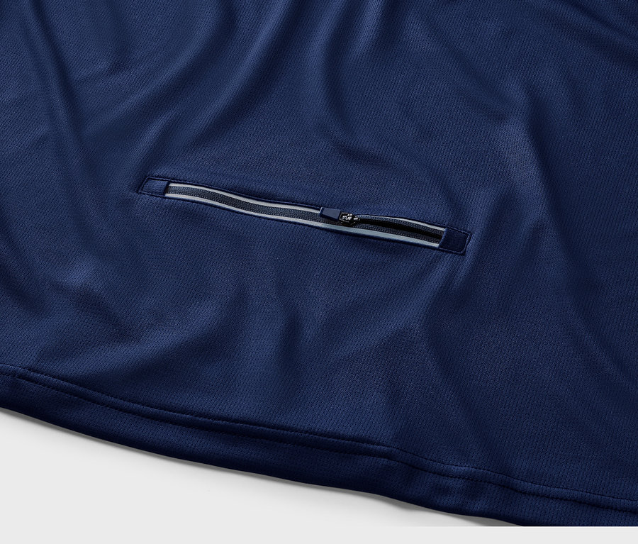 Nahaufnahme eines blauen Fahrrad-Trikots mit Reißverschlusstasche.