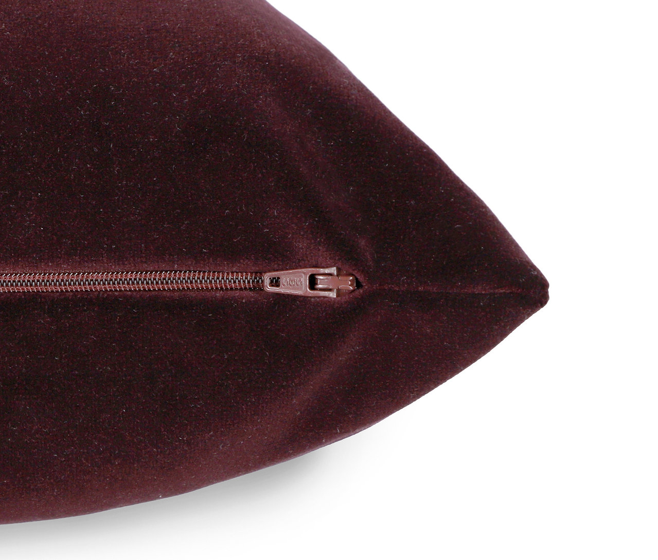 Detail eines violetten Samtkissens mit Reißverschluss.