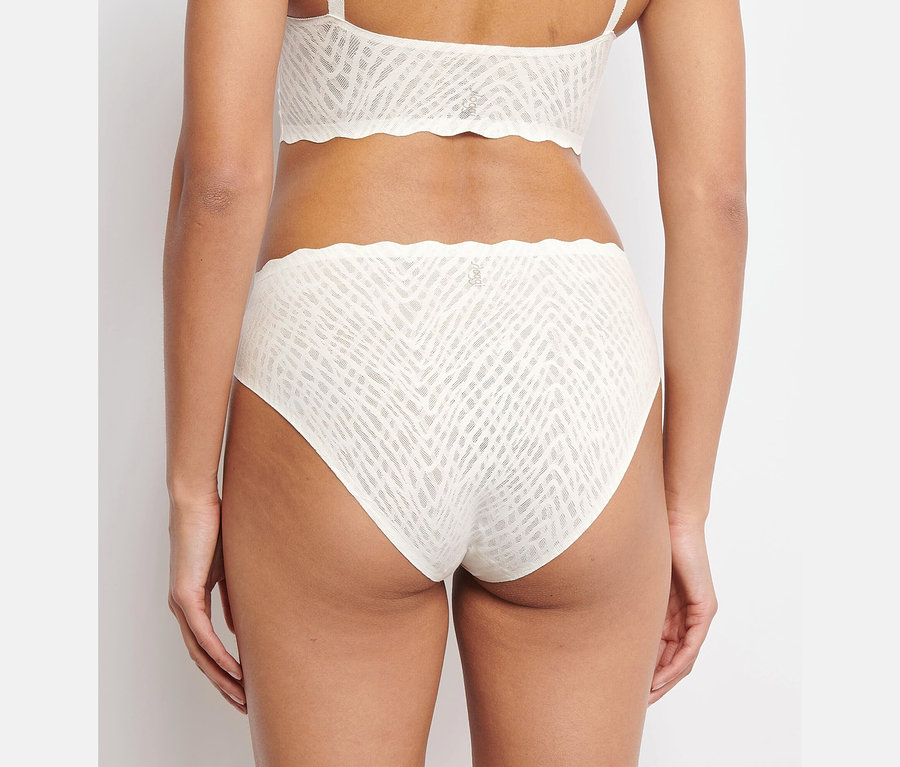 Rückansicht einer Frau, die einen sloggi ZERO Feel Bliss High leg, silk white und einen passenden BH trägt.