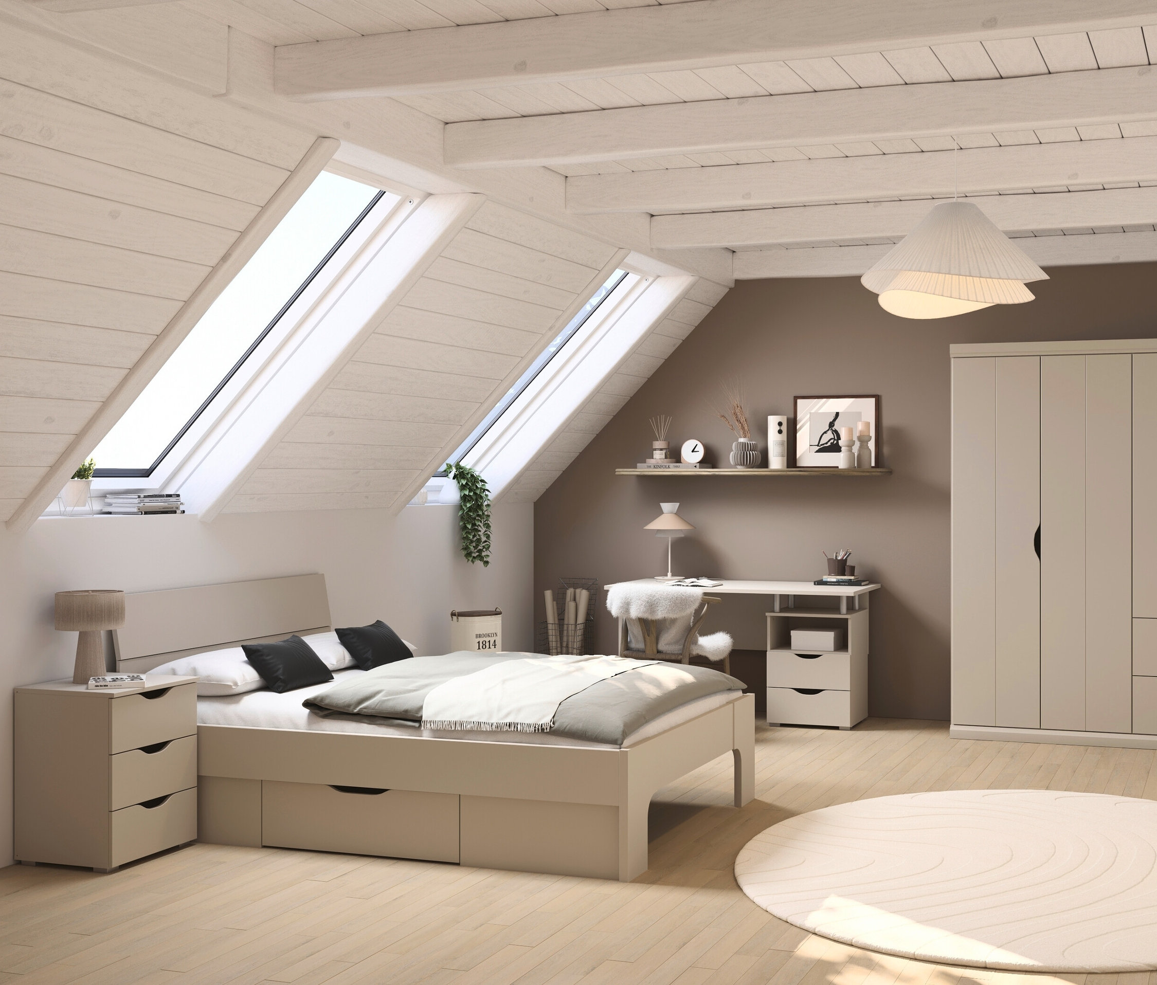 Schlafzimmer im Dachgeschoss mit beigem rauch Bett »Frieda«, 140 cm, und 4-türigem rauch Kleiderschrank »Frieda« mit 4 Schubladen.
