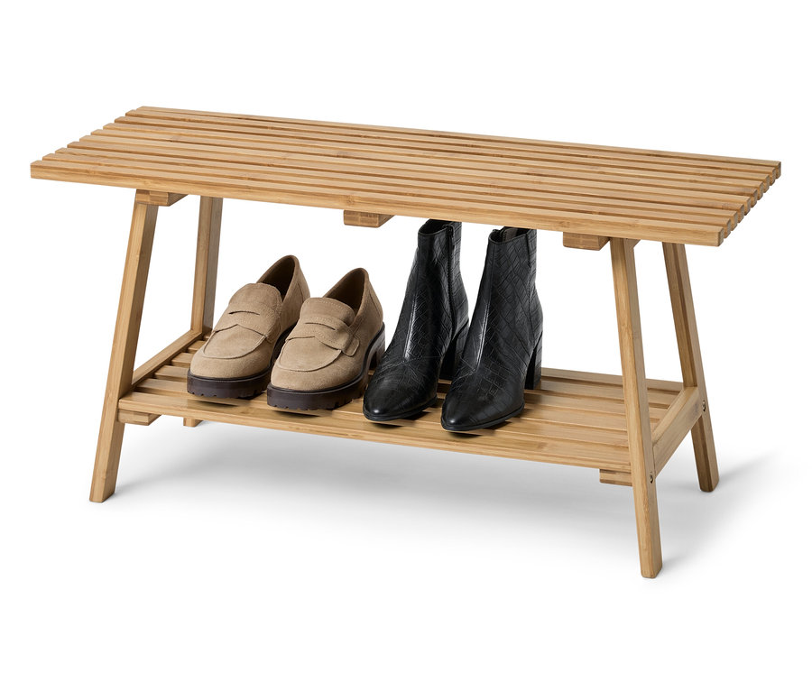 Zwei Paar Schuhe stehen auf einem Schuhregal aus Bambus.