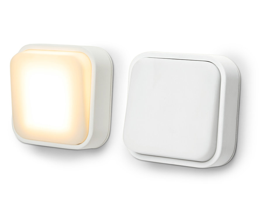 Zwei weiße Wandleuchten, eine leuchtet.