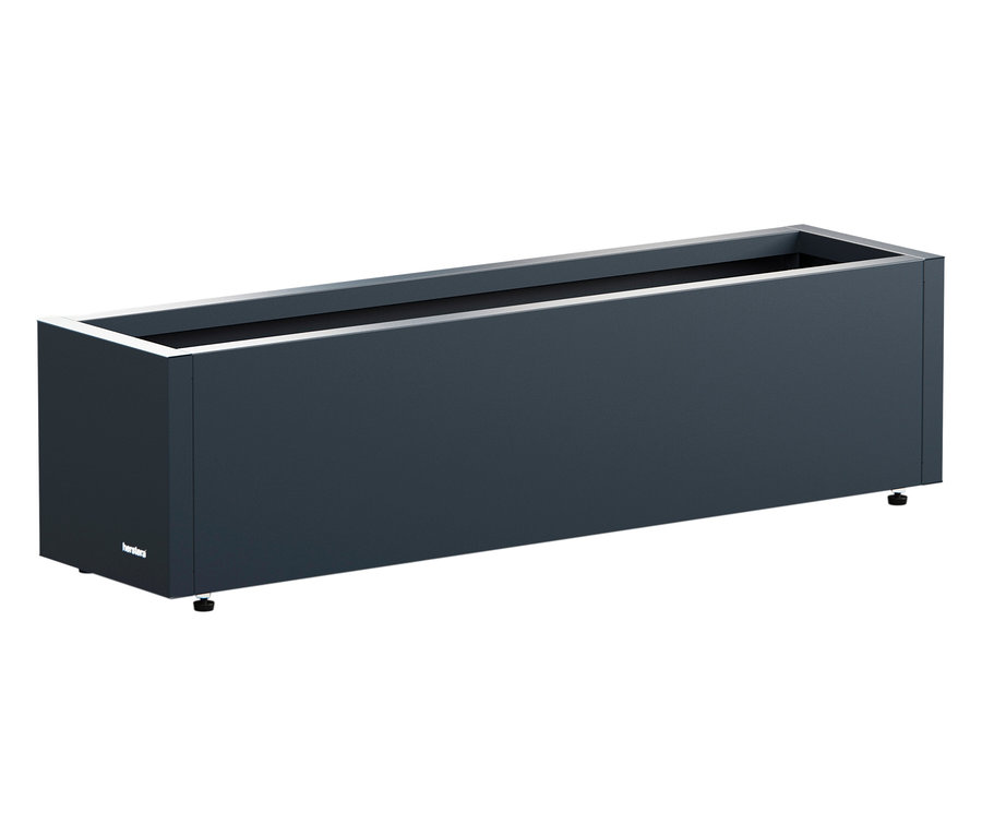 Ein langer, grauer, rechteckiger Blumenkasten steht vor einem weißen Hintergrund.