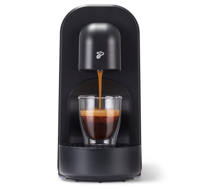 Espresso läuft aus der schwarzen Cafissimo now red in ein Glas.