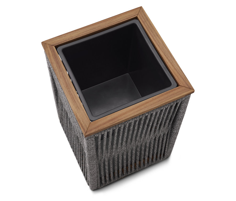 Nahaufnahme eines quadratischen Pflanzgefäßes mit grauem Kordelgeflecht und Holzakzenten.