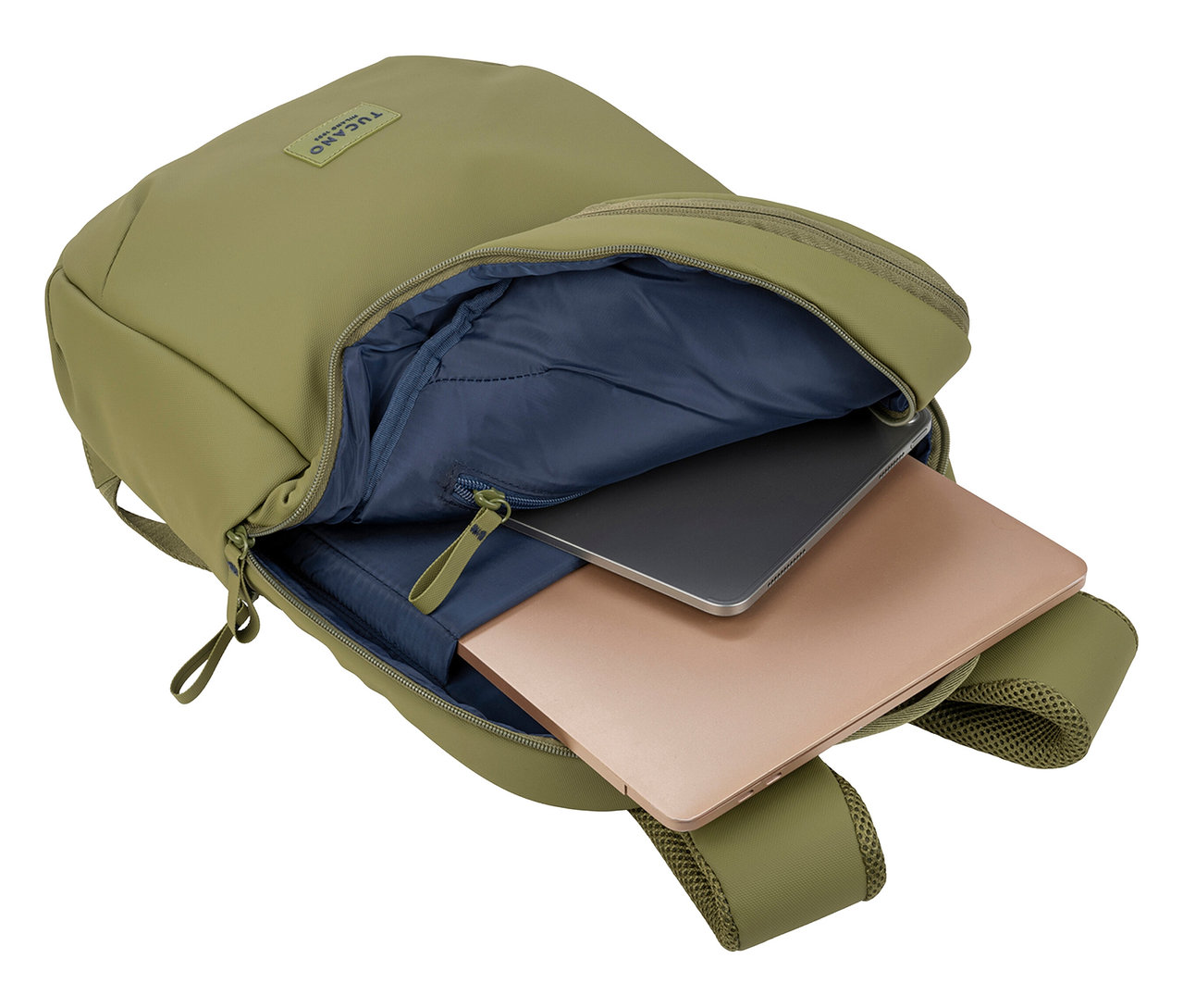 Ein offener, khaki-farbener Rucksack mit marineblauem Futter enthält einen Laptop und ein Tablet.