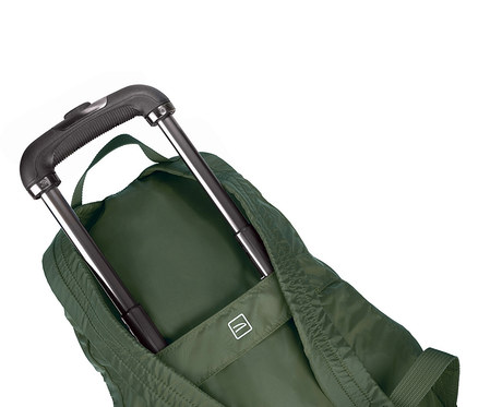 Nahaufnahme eines olivgrünen Trolley-Rucksacks mit ausgezogenem Griff.