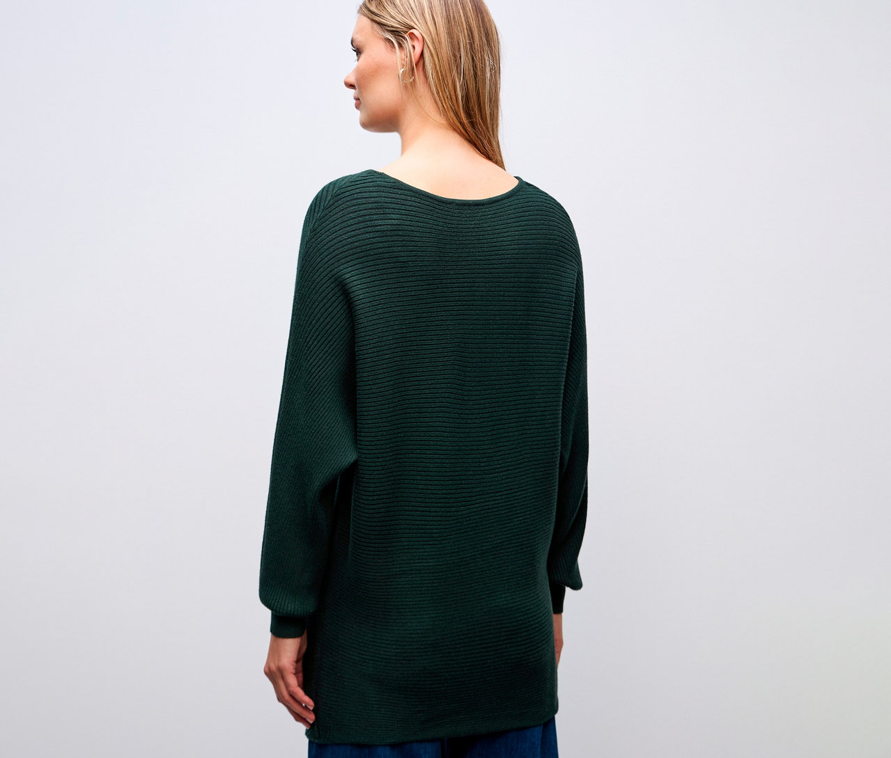 Frau trägt einen dunkelgrünen Street One Strukturpullover, von hinten gesehen.