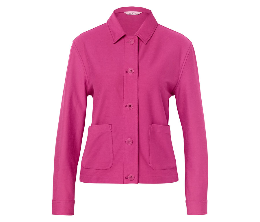 Eine pinke Jacke mit Knöpfen und Taschen.
