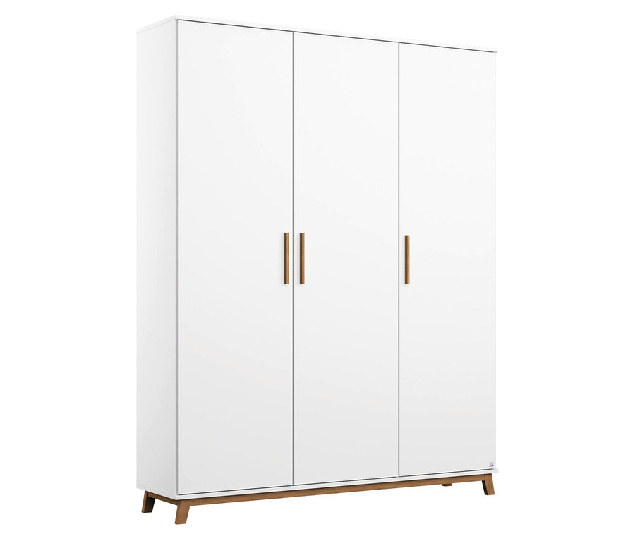 Dreitüriger, weißer rauch Kleiderschrank »Carlsson« mit hellbraunen, vertikalen Griffen und Füßen.