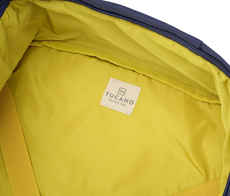Innenansicht des Tucano TUGO Kabinenrucksacks mit Laptopfach, gelbes Futter und Logoetikett.