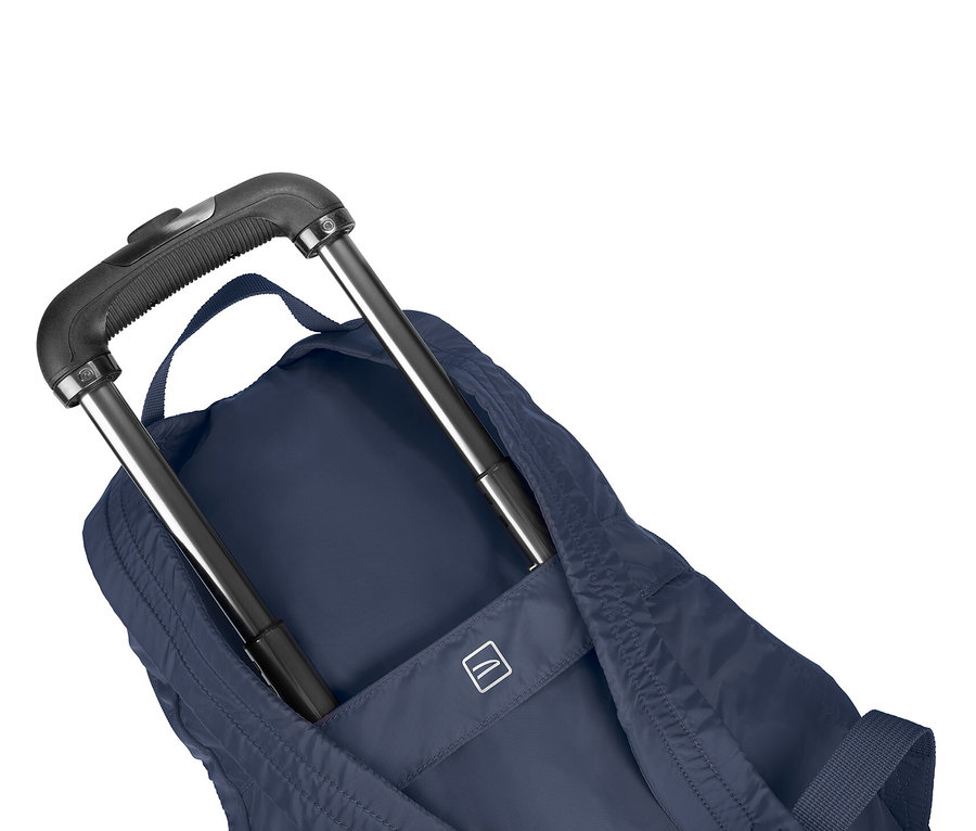 Nahaufnahme einer marineblauen Tasche mit einem ausziehbaren Griff aus silbernem Metall und schwarzem Kunststoff.