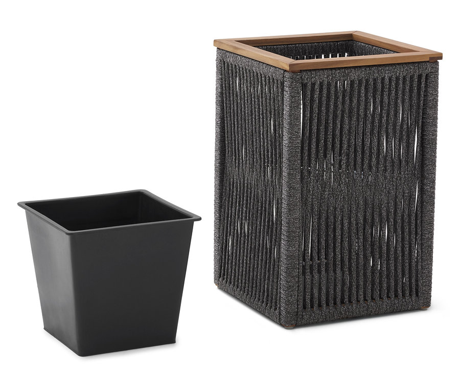 Ein grauer, quadratischer Übertopf aus geflochtenem Seil steht neben einem schwarzen, quadratischen Pflanzgefäß.