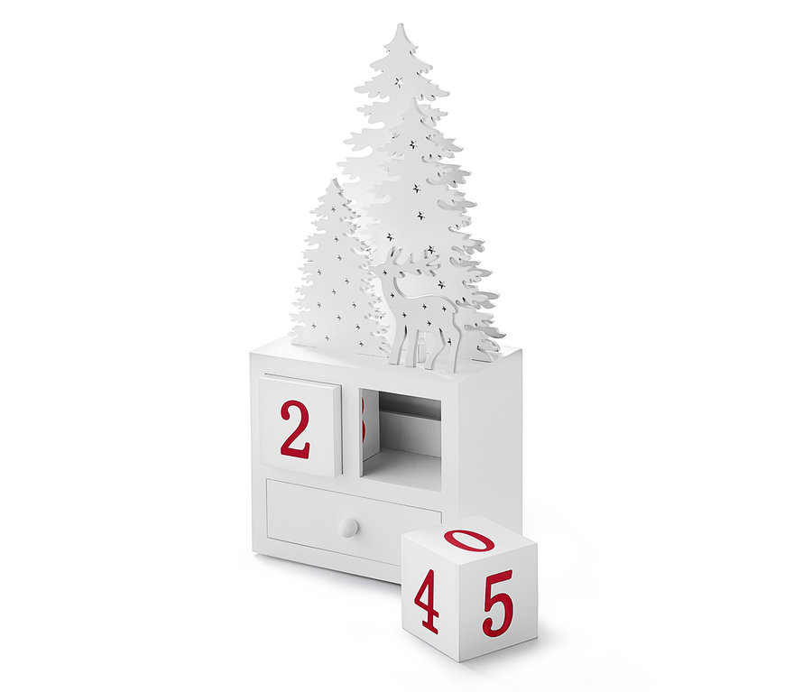 Weißer LED-Adventskalender in Form einer Kommode mit der Nummer 2 und einem Würfel mit den Nummern 4, 5 und 0.
