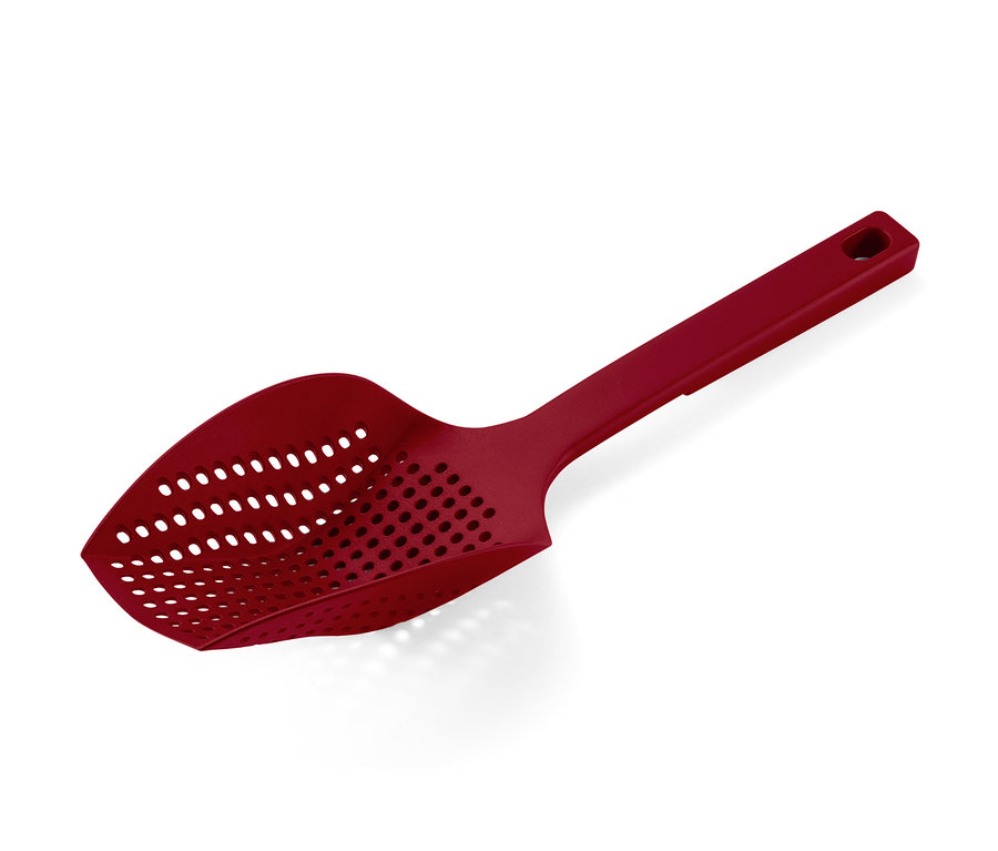 Ein roter Multifunktions-Schaumlöffel mit Löchern auf einem weißen Hintergrund.