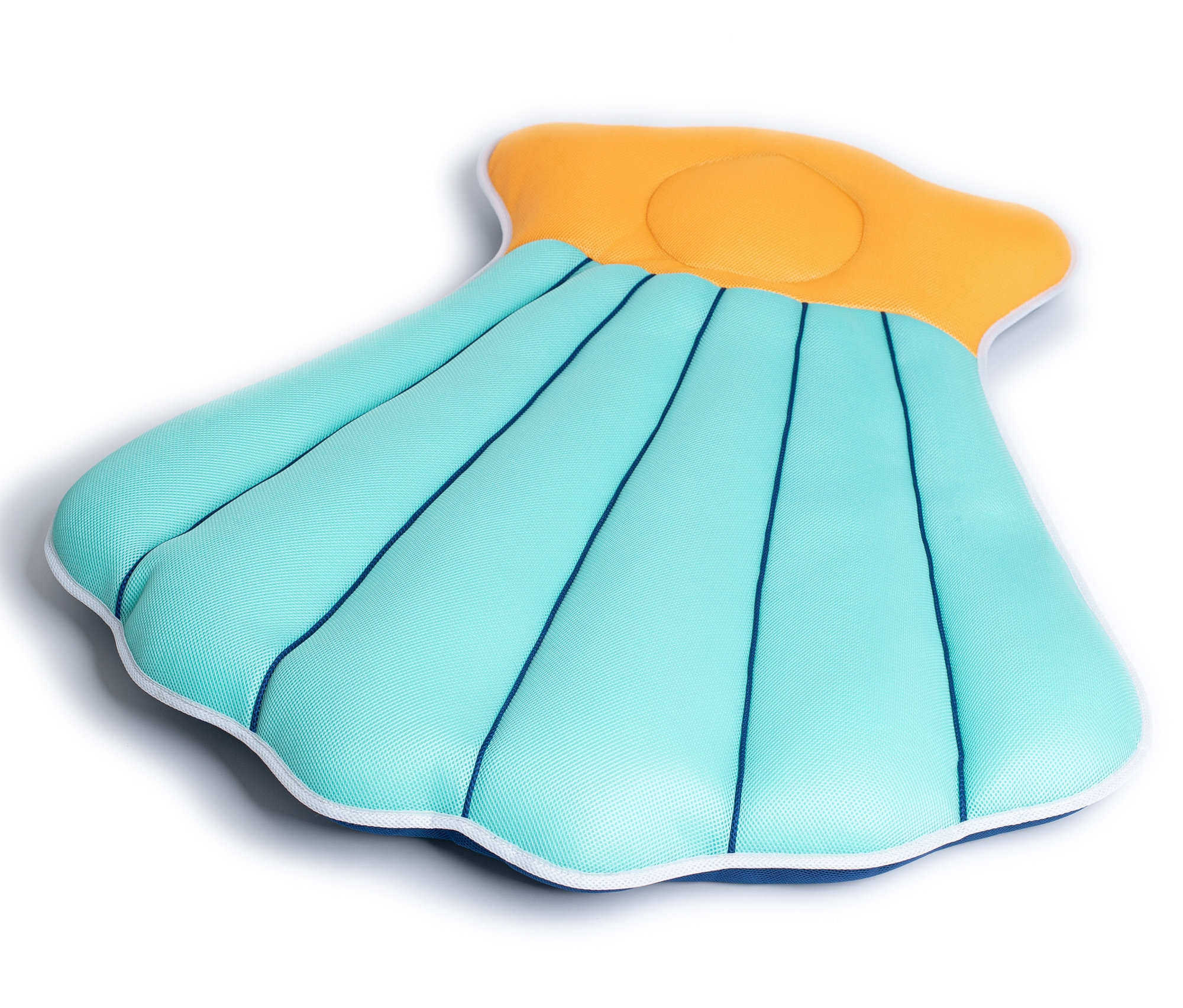 Eine hellblaue und gelbe Pool Buddy Riesenmuschel auf weißem Hintergrund.