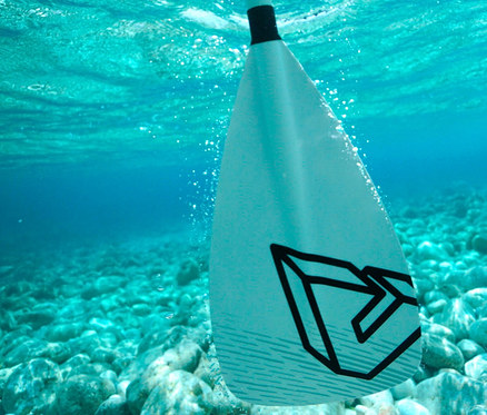 Unterwasseransicht eines Aqua Marina SUP- und Kajak-Paddels »Solid«.